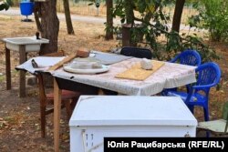 Люди облаштували побут на вулиці