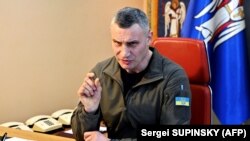 Кличко як голова Асоціації міст вже пообіцяв прийняти до Києва дітей з Херсона на оздоровлення, а також вирішується питання з мотопомпами, плавзасобами і питною водою