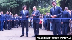 Премьер Ираклий Кобахидзе, посол ЕС Павел Герчинский и мэр Тбилиси Каха Каладзе на праздновании Дня Европы – впервые в статусе страны-кандидата на членство в ЕС – 11 мая 2024 года. С тех пор грузинские власти больше не демонстрируют подобного дружелюбия к представителям ЕС.