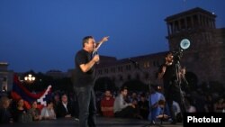 Ишхан Сагателян выступает на митинге на площади Республики, Ереван, 22 сентября 2023 г.  