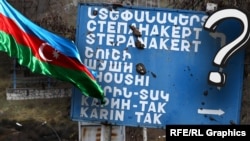 ფოტოილუსტრაცია: დაცხრილული საგზაო ნიშანი მთიანი ყარაბაღის დასახლებული პუნქტების ჩამონათვალით, აზერბაიჯანის დროშის ფონზე.