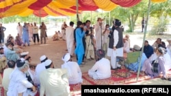 یو ولسي مشر د بنو جرګې ته وینا کوي ـ د جون ۲۱مې انځور.