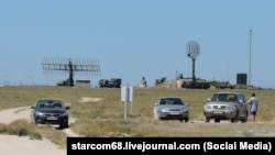 Російські РЛС «Небо-М» та «Каста-2Е2» (праворуч). Тарханкут, Крим, 2016 рік. Архівне фото