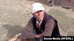 15 жыл дайыны чыкпай келген Кыргызстандын жараны Бакыт Рыскелдиев Казакстандын айылдарында бирөөнүн малын багып, жан багып келген. 