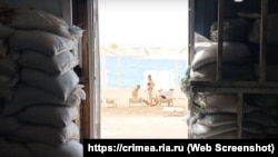 Вигляд з укриття, встановленого на севастопольському пляжі «Учкуївка» під час повномасштабного вторгнення Росії до України, липень 2024 року