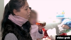 Луміна з молодшою донькою на руках