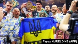 Український боксер Олександр Усик святкує перемогу над британцем Тайсоном Ф'юрі, здобувши титул абсолютного чемпіона світу в надважкій вазі. Ер-Ріяд, Саудівська Аравія, 19 травня 2024 року