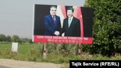 Баннер с изображением лидеров Таджикистана и Китая на фоне земель СП «Сельскохозяйственное развитие Таджикистана и Китая». Яванский район, май 2023 года.
