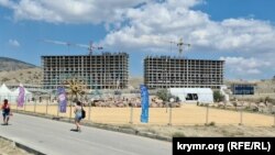 Будівництво багатоповерхових будівель у бухті Капсель під Судаком, вересень 2023 року