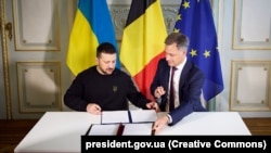 Президент України Володимир Зеленський та Прем'єр-міністр Бельгії Александер Де Кроо під час підписання двосторонньої Угоди про співробітництво у сфері безпеки та довгострокової підтримки. Брюссель, 28 травня 2024 року