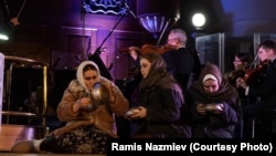 Сөргенгә Кави Нәҗми хатыны, тәрҗемәче Сәрвәр Әдһәмова эләгә. Ул берничә ел төрмәдә иза чигә. Операда шул тарихның бер күренеше