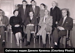 Співробітники Української редакції Радіо Свобода. Сидять Юрій Таркович, Ніна Коперник, Роберт Шенкленд, Г. Сарджент, Микола Ковальський. Стоять: В. Романенко, Микола Степаненко, Олена Юрченко, Михайло Добрянський. Мюнхен, 1 лютого 1955 року