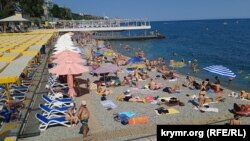 Відпочивальники на Масандрівському пляжі в центрі Ялти, 4 липня 2023 року