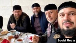 Инарлаш: Кадыров Рамзан, МЧС-н министр Цакаев Алихан, МВД-н хилла министр Алханов Руслан, вице-премьер Висмурадов Абузайд. Цакаевн инстаграмера сурт