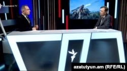 Временный поверенный в делах Украины в Армении Александр Сенченко (справа) дает интервью ведущему Азатутюн ТВ Карлену Асланяну