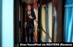 Послугами «Укрзалізниці» користувався навіть президент США. Джо Байден у потязі у день несподіваного візиту до України. Київ, 20 лютого 2023 року. Він майже 10 годин їхав потягом із Польщі до Києва