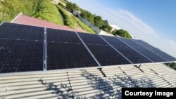 Солнечные панели, установленные на крыши частного дома в Узбекистане