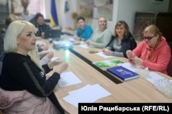 На майстер-класі з прядіння у Віри Аннусової