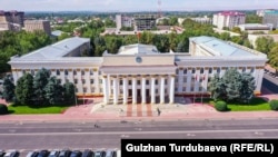 Министрлер кабинети жана президенттин администрациясы жайгашкан имарат.