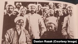 Хотан Эмирлери Өкмөтүн түзгөн лидерлер. Эндрю Форбстын китебинен