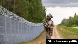 სახელმწიფო საზღვრის დაცვის თანამშრომელი ლატვიისა და ბელარუსის საზღვარზე კრივანდის მახლობლად, აღმოსავლეთ ლატვიაში. AFP-ის ფოტო