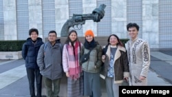 Команда организации STOP: (слева направо) Алишер Хасенгалиев, Медет Сулеймен, Адия Ахмер, Жибек Токташ, Айгерим Сейтенова, Ердаулет Рахматулла. Нью-Йорк, 2023 год. Фото из архива STOP