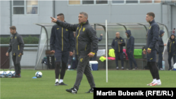 Очільник української збірної з футболу Сергій Ребров на тренуванні команди в Празі