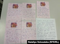 Листи-подяки, які біженці з України залишили у пункті допомоги «Під парасолею». Варшава, Польща, 19 лютого 2024 року