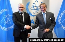 Тогочасний міністр енергетики України Герман Галущенко (ліворуч) і генеральний директор Міжнародного агентства з ядерної енергії (МАГАТЕ) Рафаель Гроссі. Відень, 6 червня 2024 року
