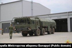 Самохідна пускова установка з ракетами «Іскандер-М» біля першого ангара, побудованого для них на території військової частини в Осиповичах. 30 серпня 2023 року