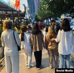 Жительницы Ирана, открыто бросившие вызов обязательному дресс-коду