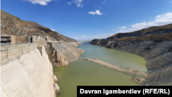 "Азаттыктын" кабарчылары тарткан сүрөттөрдө Казакстандын түштүк аймактарын сугат суу менен камсыз кылган Киров суу сактагычында суунун жетишсиздигин көрүүгө болот.