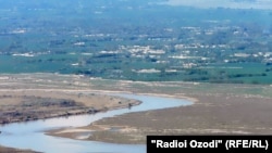 Река Пяндж является границей между Таджикистаном и Афганистаном