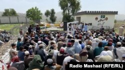 د سره روغې یوشمېر اوسېدونکو په ماین چاودنه کې د ماشوم تر وژنې وروسته پرلت وهلی وو - د اپرېل ۱۸مې انځور.