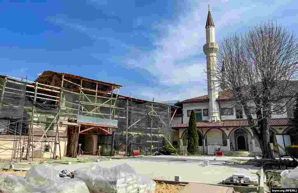 На палацовій площі перед Великою Ханською мечеттю завершують укладання сучасної тротуарної плитки