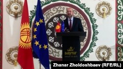 Европа кеңешинин президенти Шарль Мишель Чолпон-Ата шаарындагы маалымат жыйында. 2-июнь, 2023-жыл.