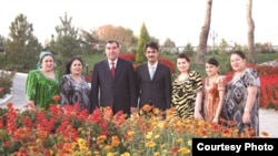 Эмомалӣ Раҳмон ҳафт духтар ва ду писар дорад. Акс аз бойгонӣ