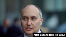 ჯუანშერ ბურჭულაძე 11 სექტემბერს დააკავა სუს-მა, თუმცა ის დაკავების შემდეგ კლინიკაში იყო ტვინის შერყევით და მხოლოდ დღეს გადაიყვანეს სუს-ის წინასწარი დაკავების იზოლატორში, სადაც პროკურატურამ ბრალი უკვე ოფიციალურად წარუდგინა 