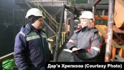 Рабочие на заводе в Покровске Донецкой области. Сейчас в городе идут жестокие бои, и предприятие уничтожено