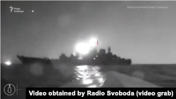 Скріншот із відео, на якому морський дрон (безекіпажний-катер) наближається до російського десантного корабля «Оленьогірський гірник» поблизу порту Новоросійська, Росія