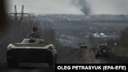 «Дорога життя» між Бахмутом і Часовим Яром: фотографії із передової