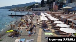 Відпочивальники на Масандрівському пляжі в центрі Ялти, 4 липня 2023 року. Архівне фото