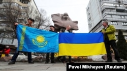 Акція на підтримку України в Алмати, лютий 2023 року