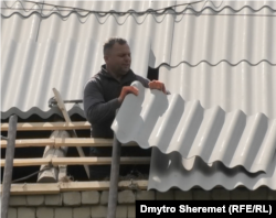 Жителі Первомайського перекривають дахи своїх будинків