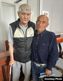 Қамаудағы журналист Думан Мұхаммедкәрім (сол жақта) мен әкесі Алмаз Тілепов. 2024 жылы жазда түсірілген фото