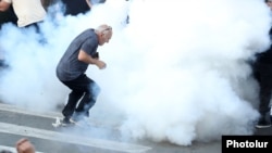 Ոստիկանները հատուկ միջոցներ են կիրառում ցուցարարների նկատմամբ, Երևան, 12-ը հունիսի, 2024թ․