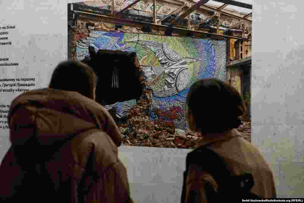 Експозиція знайомить відвідувачів з ескізами найвідоміших мозаїчних панно, створених групою Горської у Києві та на Сході України