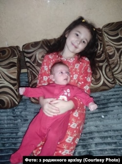 Мирослава Кузнєцова з молодшою сестричкою. Фото з родинного архіву