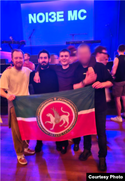 Сан-Францискода "Noize MC" концертында татарлар. Бер кешенең йөзе аның үтенече белән яшерелде.