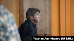 Kuandyk Bişimbaew sudda. Öňki ykdysadyýet ministri öz aýaly Saltanat Nukenowany öldürmekde günäkärlenýär. Astana, 2024-nji ýylyň 29-njy marty.